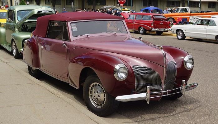 1940 Lincoln Continental front